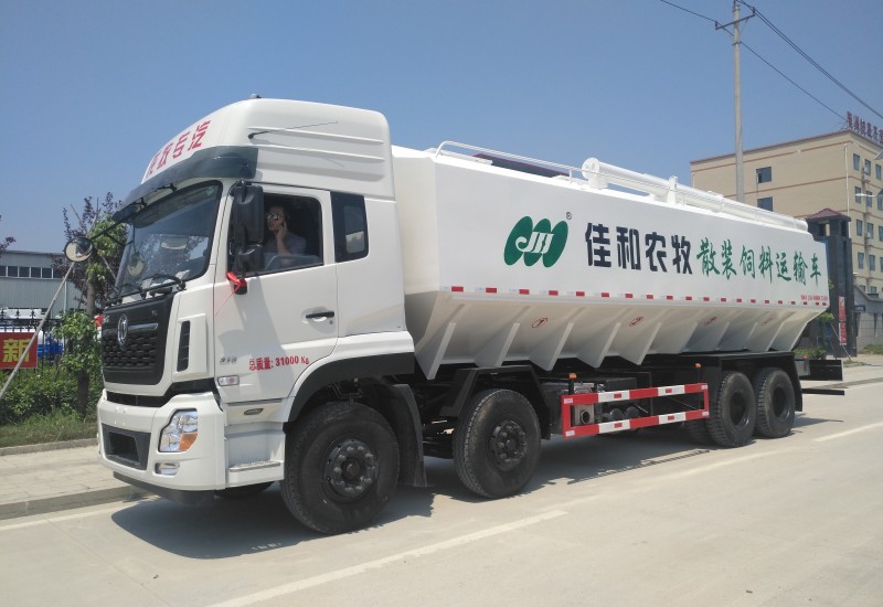 液壓散裝飼料車(chē)是怎么操作的？要注意哪些事項(xiàng)？
